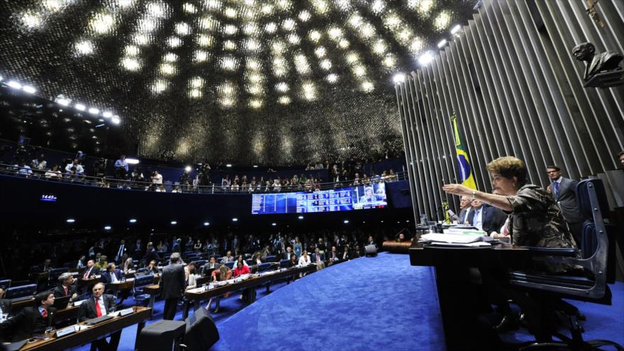 La entonces presidenta de Brasil, Dilma Rousseff, comparece ante el Senado, agosto de 2016.