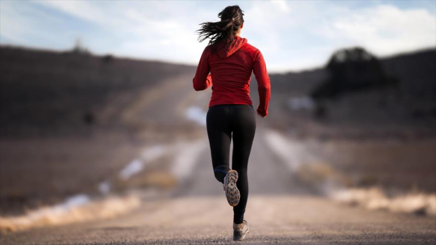 Científicos británicos dicen que correr un minuto al día ayuda a las mujeres a tener huesos sanos y fuertes.