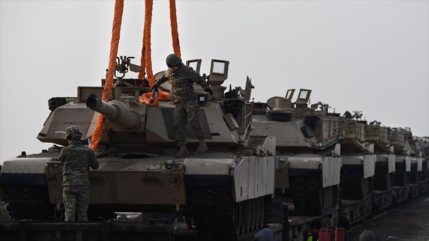 Tanques M1 Abrams del Ejército de EE.UU. llegan a Rumanía para participar en una maniobra militar, 14 de febrero de 2017.