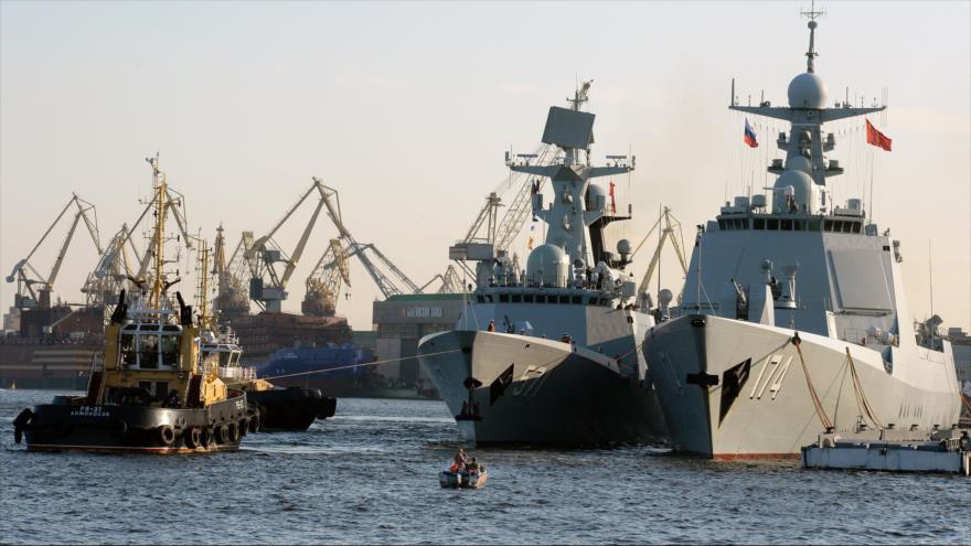 El destructor armado de misil Hefei (izda.) y la fragata 054A del Ejército de China, atracados en la ciudad rusa de San Petersburgo, 27 de julio de 2017.