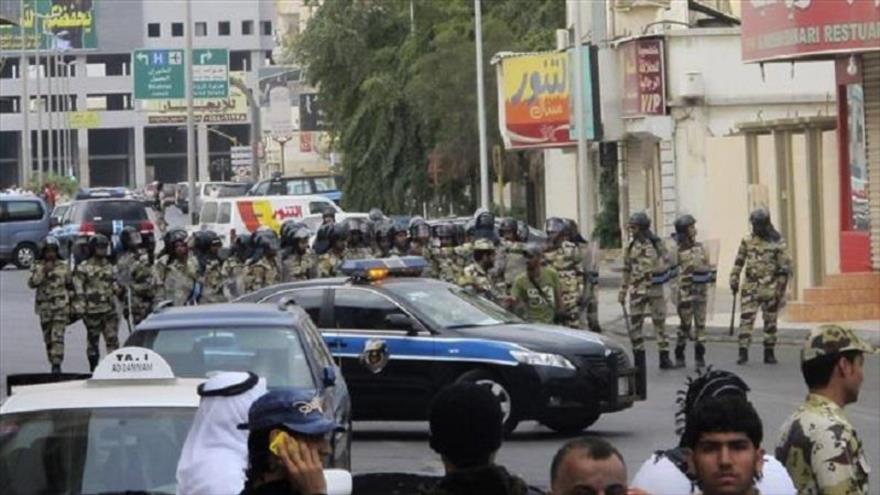 Efectivos de la Policía saudí se encuentran en el distrito oriental de Al-Qatif, donde se celebra una manifestación contra el Gobierno de Riad.