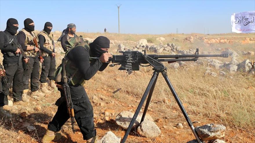 Rebeldes del Ejército Libre de Siria (ELS), durante un entrenamiento militar en la ciudad de Alepo (norte de Siria), 10 de junio de 2015.