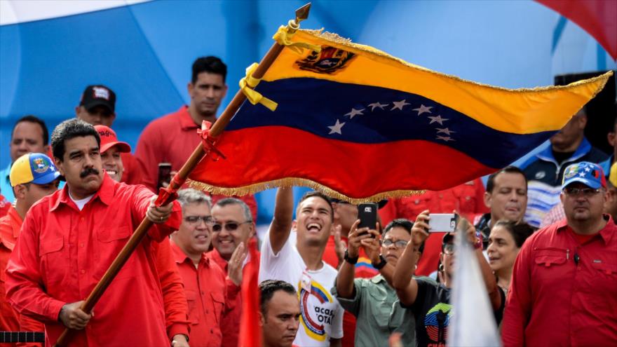 El presidente venezolano, Nicolás Maduro, ondea una bandera nacional en un mitin para la elección de la Constituyente, Caracas, 27 de julio de 2017.