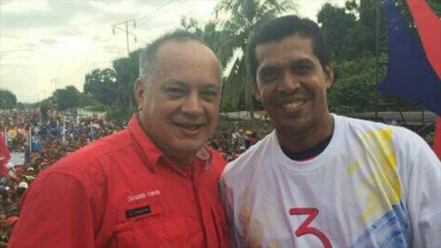 El candidato a la Asamblea Nacional Constituyente (ANC) José Félix Pineda (dcha.) posa junto al diputado chavista Diosdado Cabello.