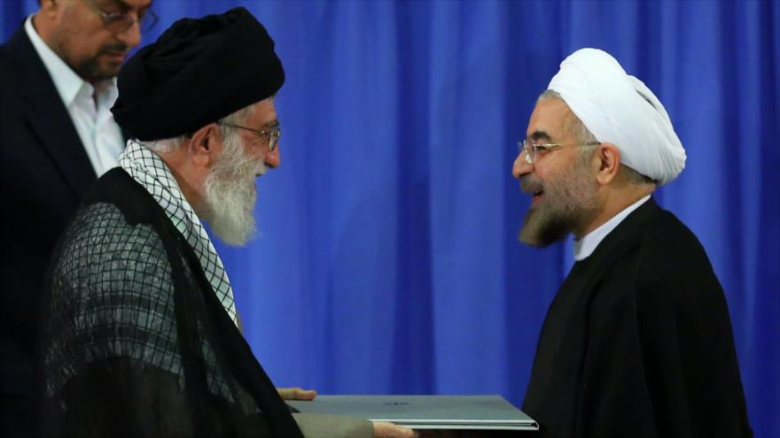 El Líder iraní, el ayatolá Seyed Ali Jamenei (izda.), aprueba a Hasan Rohani como presidente de Irán en su primer mandato, agosto de 2013.