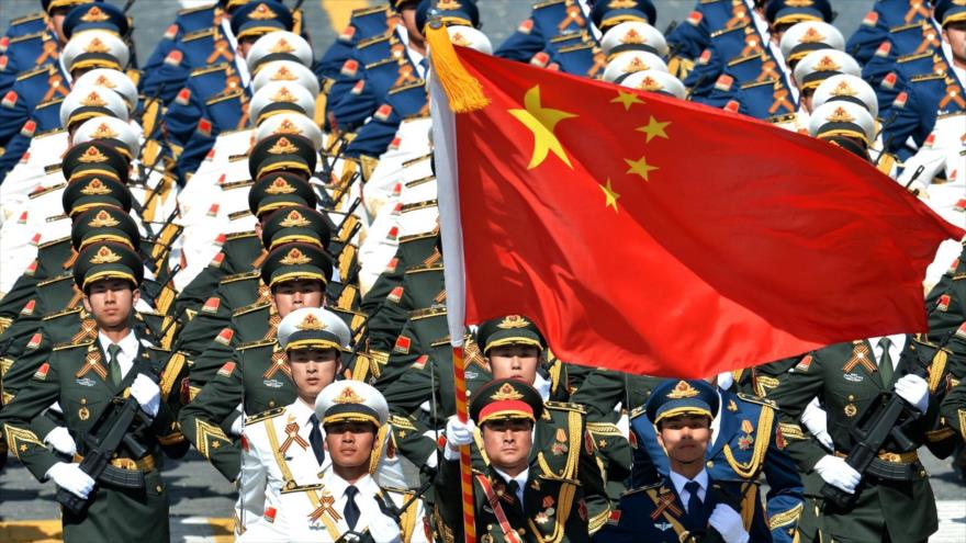 Militares chinos participan en un desfile en la capital de China, Pekín.