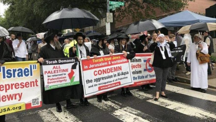 Judíos junto a los musulmanes palestinos rechazan las políticas hostiles del régimen israelí contra el pueblo de Palestina, Washington DC, 30 de julio 2017.