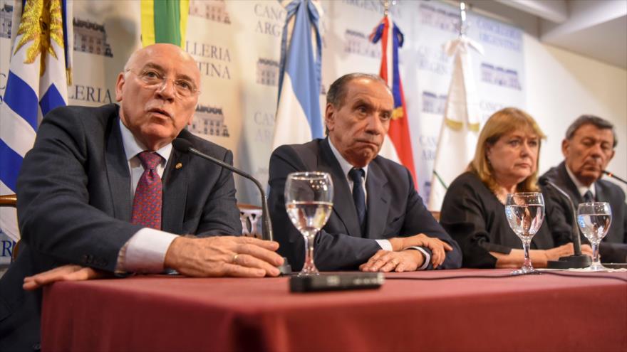 El canciller paraguayo, Eladio Loizaga (1.º izda.), en conferencia de prensa de los miembros del Mercosur en Buenos Aires, Argentina, 1 de abril de 2017.