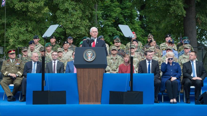 El vicepresidente de EE.UU., Michael ‘Mike’ Pence, habla a las tropas de la Alianza Atlántica desplegadas en Estonia, 31 de julio de 2017.