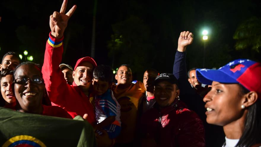 Venezolanos festejan tras conocer resultados de las elecciones de la Asamblea Nacional Constituyente, 31 de julio de 2017.