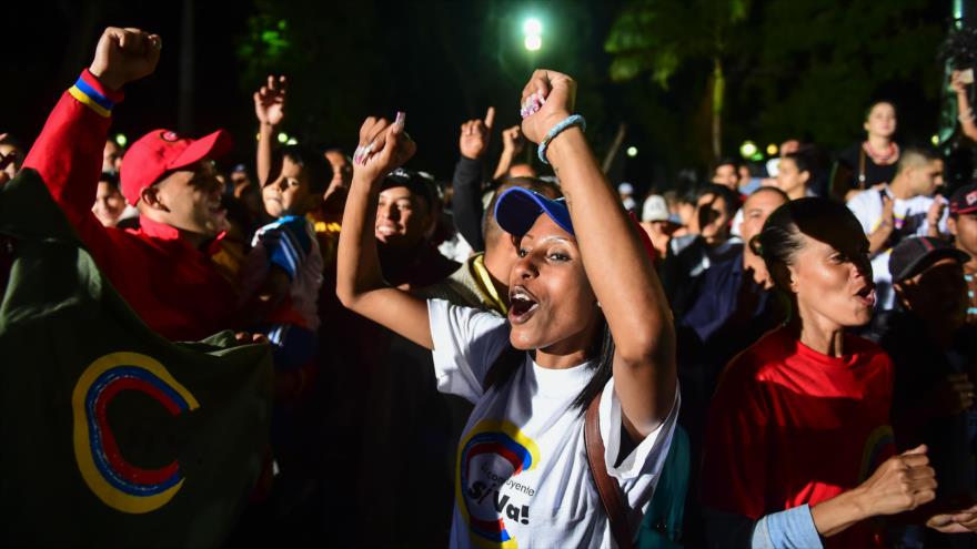 Venezolanos festejan tras el anuncio de los resultados de las elecciones de la Asamblea Nacional Constituyente, 31 de julio de 2017.