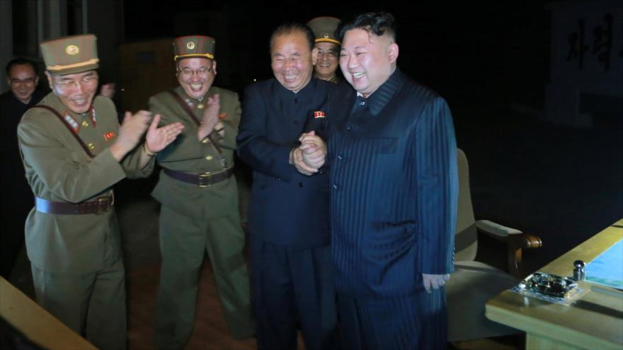 El líder norcoreano, Kim Jong-un, observa la prueba de misil balístico Hwasong-14, 29 de julio de 2017.