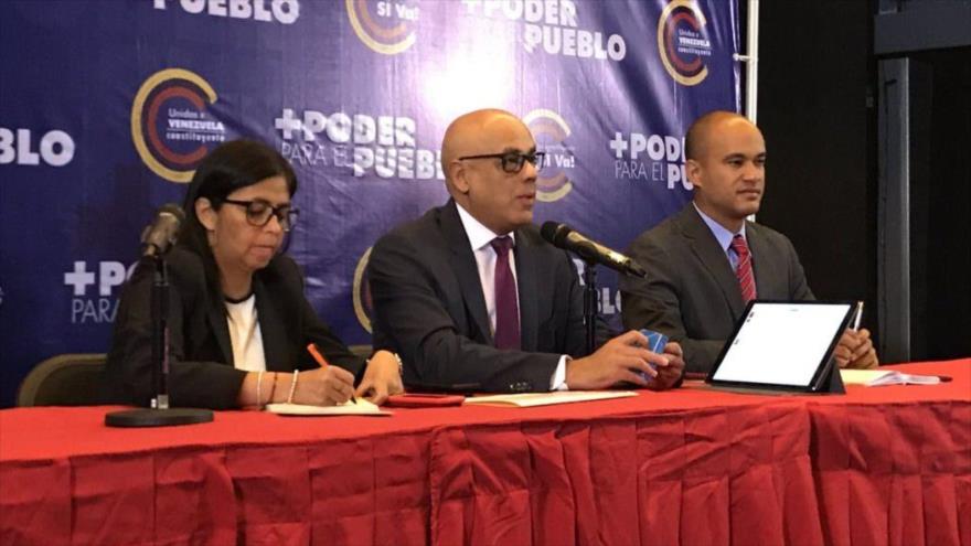El alcalde del municipio Libertador de Caracas, el chavista Jorge Rodríguez (centro), durante una conferencia de prensa en Caracas, 31 de julio de 2017.