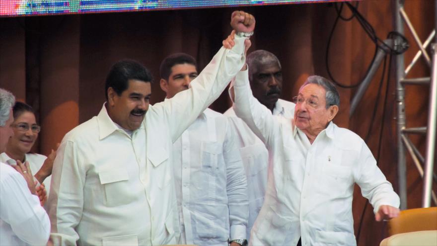 El presidente cubano, Raúl Castro, levanta la mano de su homólogo venezolano, Nicolás Maduro (izqda.) en una cumbre en La Habana, 10 de abril de 2017.
