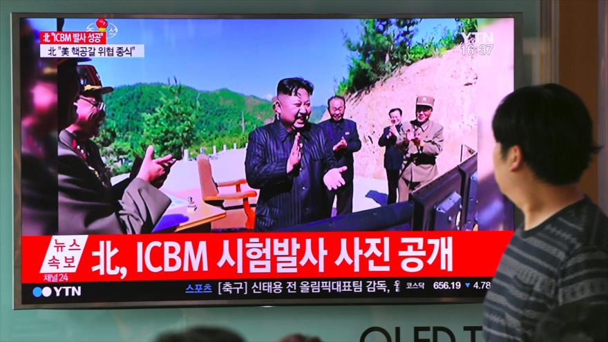 El líder norcoreano, Kim Jong-un, celebra el lanzamiento de prueba de un misil balístico intercontinental (ICBM), en una estación de tren en Seúl, 4 de julio de 2017.