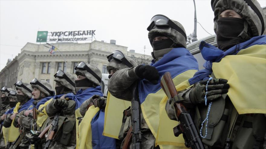 Fuerzas ucranianas congregadas en el centro de Kiev (capital) antes de ser desplegadas al este de Ucrania.