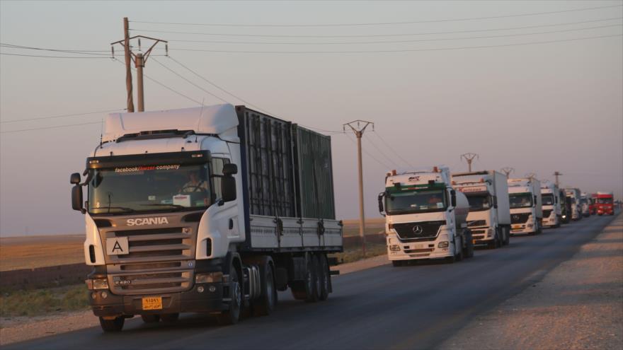 Un convoy cargado de municiones, posiblemente enviado por EE.UU., conduce una carretera al norte de Al-Raqa, 27 de junio de 2017.