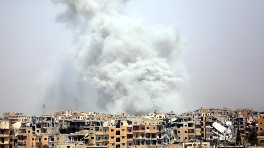 Columna de humo provocada por un ataque de la llamda coalición anti-EIIL en Al-Raqa (norte de Siria), 28 de julio de 2017.