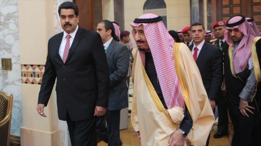 El presidente de Venezuela, Nicolás Maduro (izda.), y el actual rey saudí, Salman bin Abdulaziz Al Saud (2º de la izda.), Riad, 11 de enero de 2015.