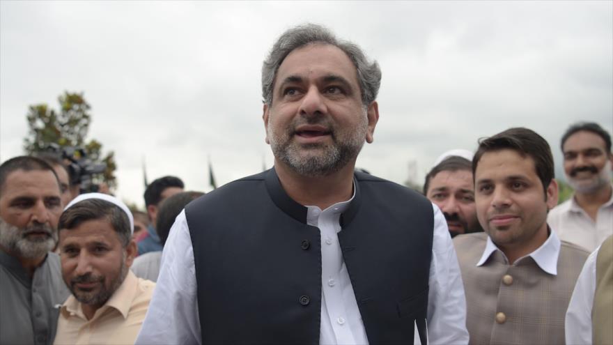 El exministro de Petróleo y Recursos Naturales de Paquistán Shahid Jaqan Abasi llega al Parlamento, Islamabad, 1 de agosto de 2017.