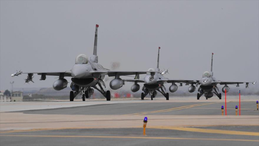 Cazas F-16 de EE.UU. en un ejercicio en una base aérea estadounidense en la ciudad portuaria surcoreana de Gunsan, 20 de abril de 2017.