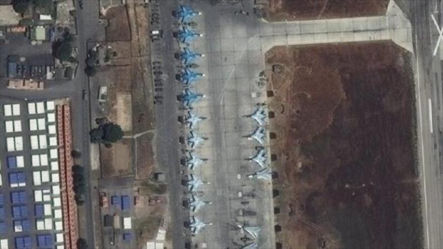 La imagen tomada por satélite muestra los cazas rusos en la base siria de Hmeimim, en Latakia.