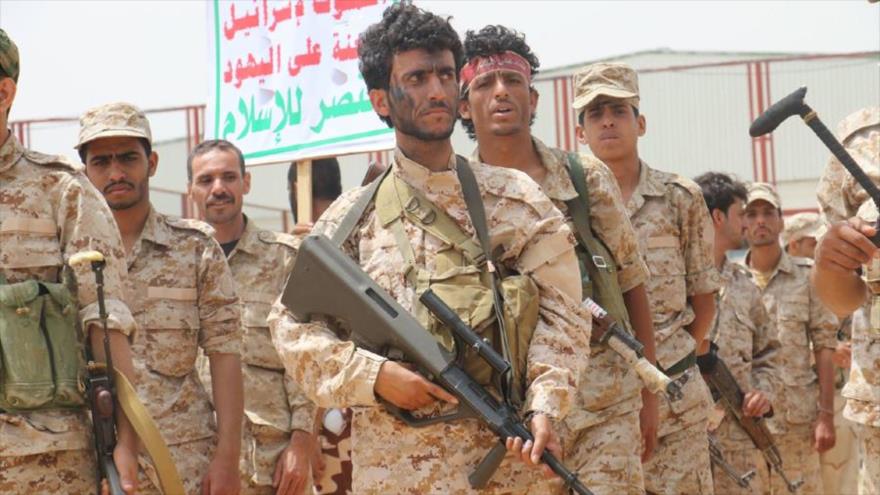 Combatientes del movimiento popular yemení Ansarolá.