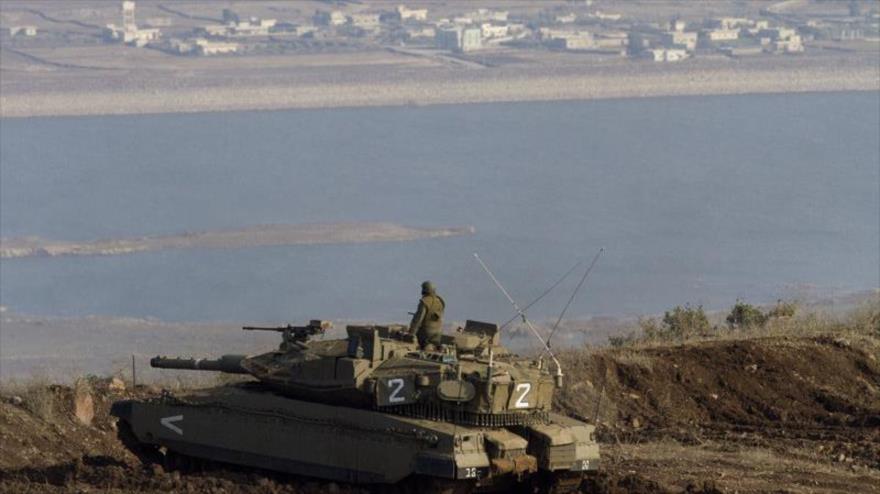 Un tanque del régimen israelí en los altos de Golán vigila el pueblo sirio de Al-Bariqa, en noviembre de 2013.