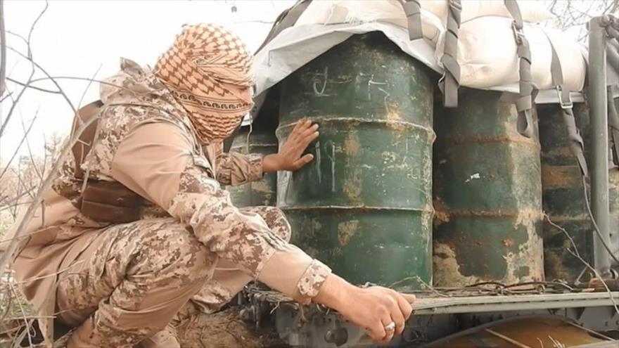 Un miembro del grupo terrorista EIIL (Daesh, en árabe) en Deir al-Zur (este de Siria) revisa los barriles de petróleo.