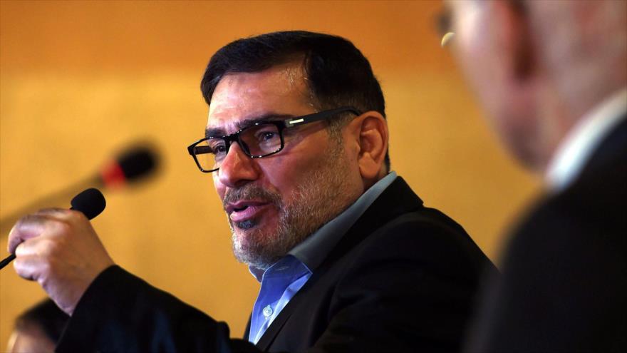 El secretario del Consejo Supremo de Seguridad Nacional de Irán, Ali Shamjani habla durante una rueda de prensa.