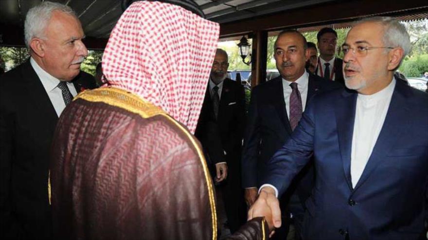 Canciller iraní, Mohamad Yavad Zarif (dcha.), da la mano a su par saudí, Adel al-Yubeir, Estambul, 1 de agosto de 2017.