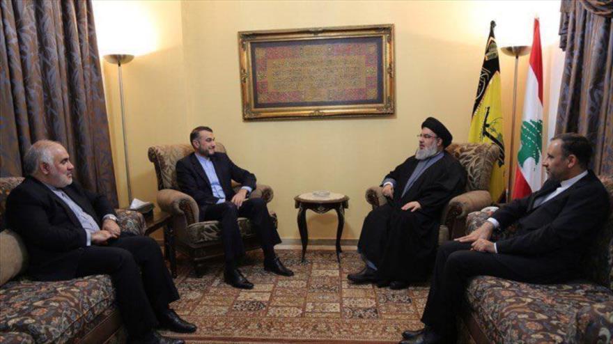 El secretario general de Hezbolá, Seyed Hassan Nasrolá (2º, dcha.) se reúne con el diputado del Parlamento iraní, Hosein Amir Abdolahian (2º, izda.), asesor especial sobre asuntos internacionales, 2 de agosto de 2017.