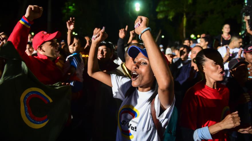 Venezolanos festejan tras conocer resultados de las elecciones de la Asamblea Nacional Constituyente, 31 de julio de 2017.