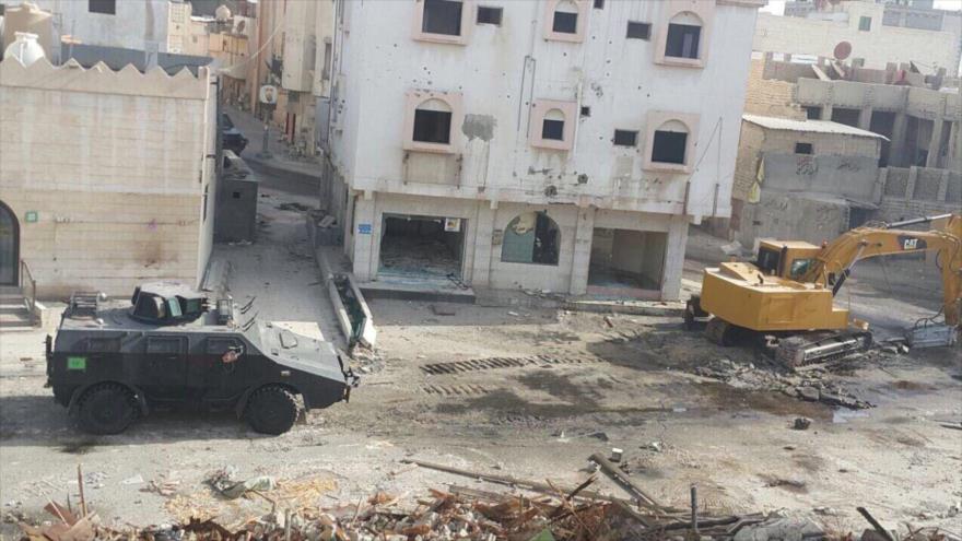 Vehículo blindado de las fuerzas saudíes recorre las calles de la ciudad de Al-Awamiya, en la Provincia Oriental.