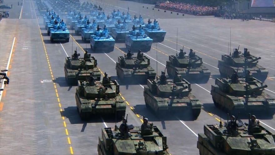 Tanques del Ejército chino durante un desfile militar en Pekín, la capital.