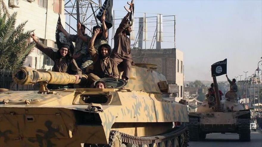 Integrantes del grupo terrorista EIIL en la ciudad siria de Al-Raqa, 2014.