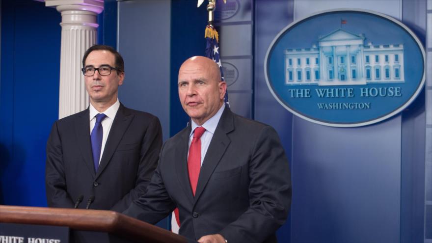 El asesor de Seguridad Nacional de EE.UU., H.R. McMaster (dcha.), en una rueda de prensa junto al secretario del Tesoro, Steve Mnuchin, en la Casa Blanca, 31 de julio de 2017.