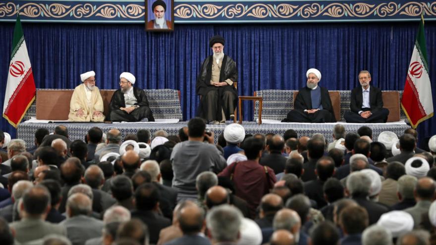 El Líder de la Revolución Islámica de Irán, el ayatolá Seyed Ali Jamenei (centro), en el acto de ratificación de Rohani como presidente, 3 de agosto de 2017.