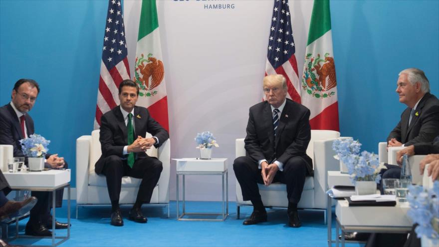 El presidente de EE.UU., Donald Trump (dcha.) y su homólogo mexicano, Enrique Peña Nieto, se reúnen en Hamburgo de Alemania, 7 de julio de 2017. 
