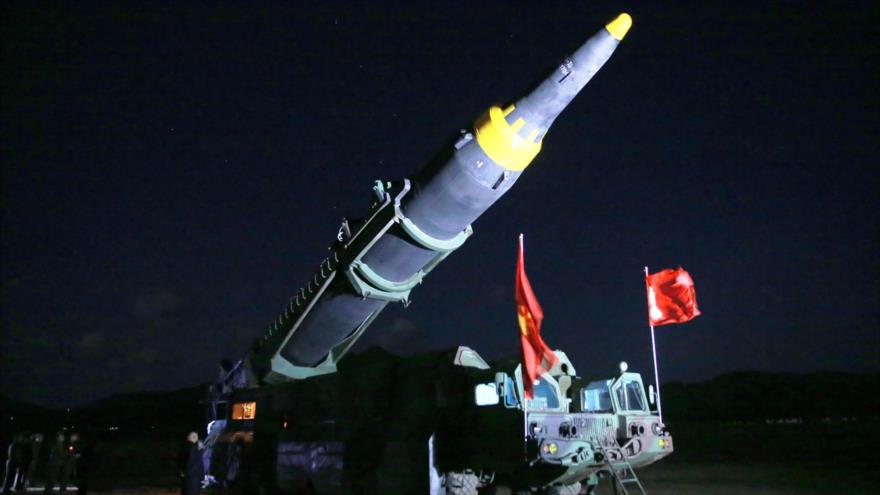 El líder norcoreano, Kim Jong-un, inspecciona un cohete balístico de largo alcance Hwasong-12 en un lugar no revelado, 14 de mayo de 2017. 