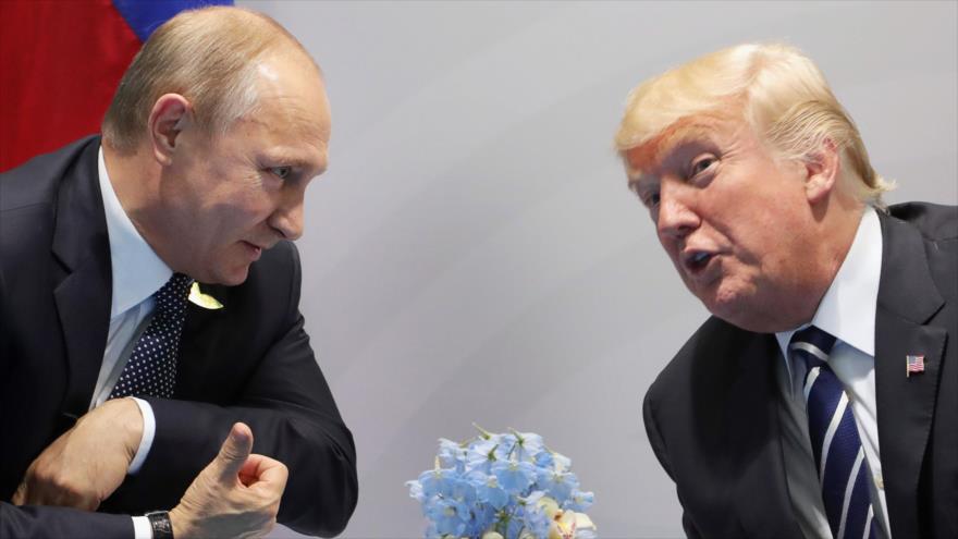 El presidente de EE.UU., Donald Trump, habla con su par ruso, Vladimir Putin, en Hamburgo, Alemania, 7 de julio de 2017.