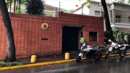 Atacan la embajada española en Caracas con cócteles molotov