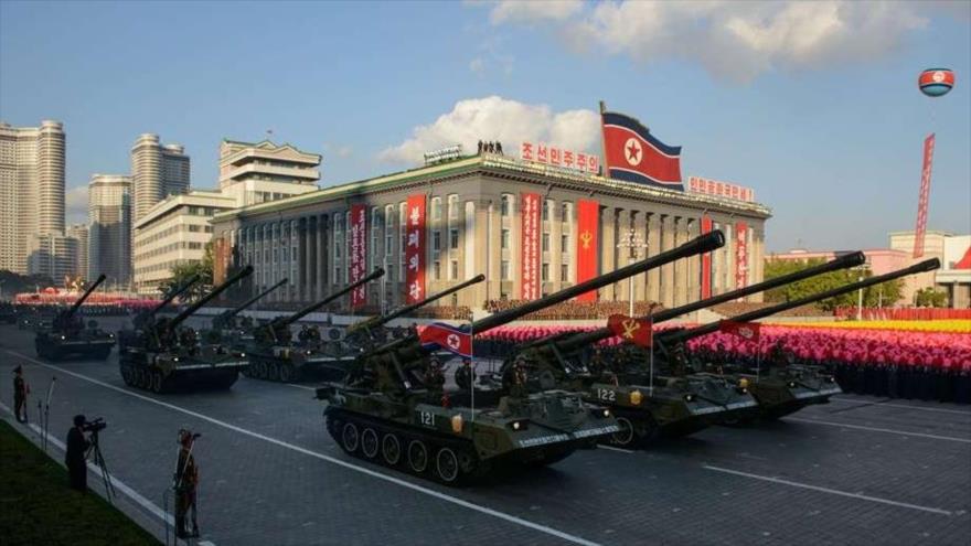 Tanques se desplazan durante el desfile militar con motivo del 70º aniversario del partido único de Corea del Norte.