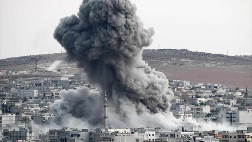 Columna de humo provocada por un ataque de la llamada coalición anti-EIIL en la ciudad siria de Kobani, en la provincia norteña de Alepo, octubre de 2014.