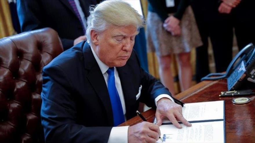 Donald Trump, presidente de EE.UU., firma un documento el día de su investidura. 