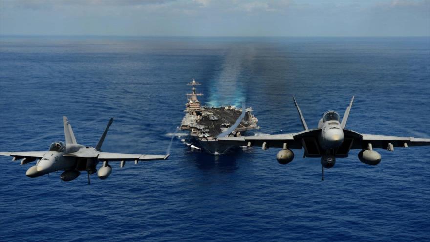 Portaaviones de la Marina de EE.UU. navega por el océan Pacífico.