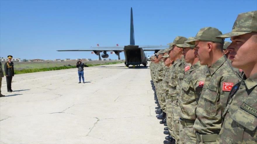 Efectivos turcos llegan a la base militar de Turquía que se inaugurará en Mogadiscio, capital de Somalia.