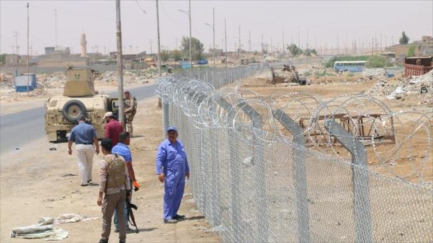 Operarios iraquíes junto al Ejército construyen el valle de seguridad alrededor de ciudad de Hit, la provincia de Al-Anbar.
