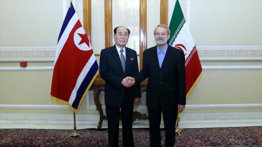 El presidente del Parlamento de Irán, Ali Lariyani (dcha.), junto a su par norcoreano, Kim Yong Nam, en Teherán, 4 de agosto de 2017.