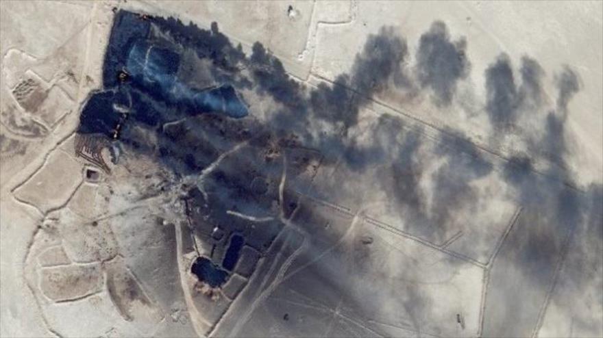 Imagen satelital de un pozo de petróleo en Deir al-Zur (Siria) que arde en llamas después de ser incendiado por terroristas de Daesh.